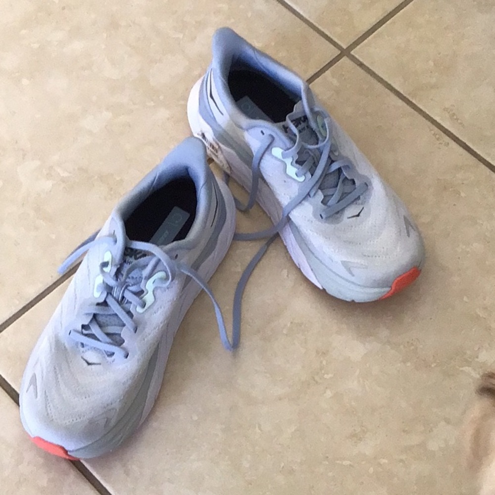 HOKA ARAHI SIZE 8 W COLOR AIR